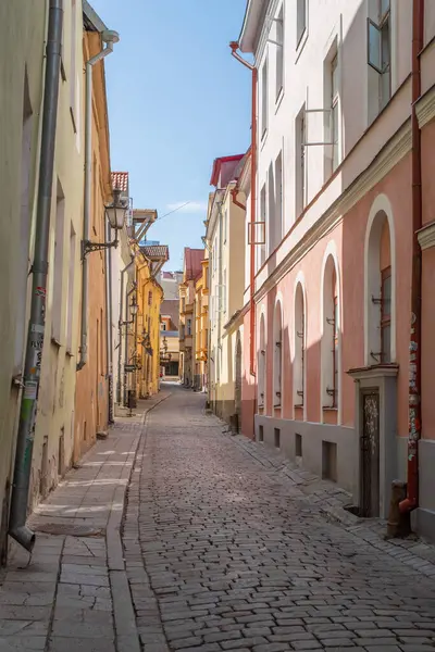 Rua Estreita Vazia Tallinn Old Town Dia Ensolarado Verão — Fotografia de Stock
