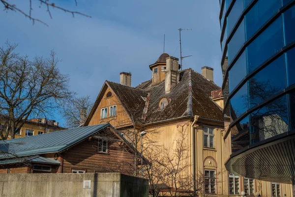 Utsikt Över Gamla Trähus Och Modern Stil Glas Skyskrapa Förgrunden — Stockfoto