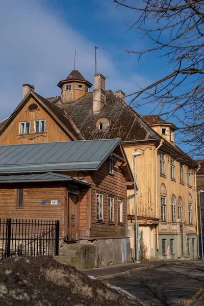 Старые Заброшенные Деревянные Дома Центре Таллинна Улице Леннуки Раннее Весеннее — стоковое фото