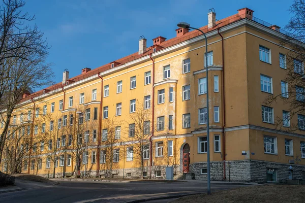 Tallinn Şehir Merkezinde Estonya Kesklinn Tarihi Maakri Semtinde Güneşli Bir — Stok fotoğraf