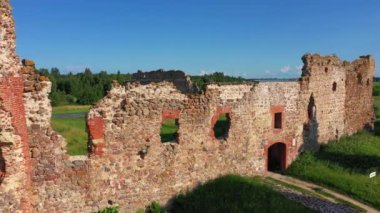 Güneşli bir yaz akşamında Laiuse kalesinin havadan görünüşü harap olur. Estonya 'yı imzalayın. Kalenin önünde çökme riski var..