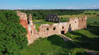 Laiuse kalesi güneşli bir yaz akşamında harabe olur. Estonya 'yı imzalayın. Kalenin önünde çökme riski var..