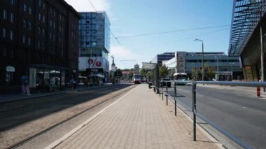 Tallinn şehir merkezi, Tallinn şehir merkezindeki Hobujaama tramvay istasyonu. Narva yolunda hafif trafik var. Çevre dostu toplu taşıma