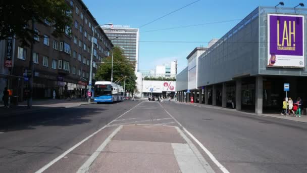 Trolleybus Lämnar Busshållplatsen Kaubamaja Gata Tallinns Centrum Estlands Kesklinn Solig — Stockvideo