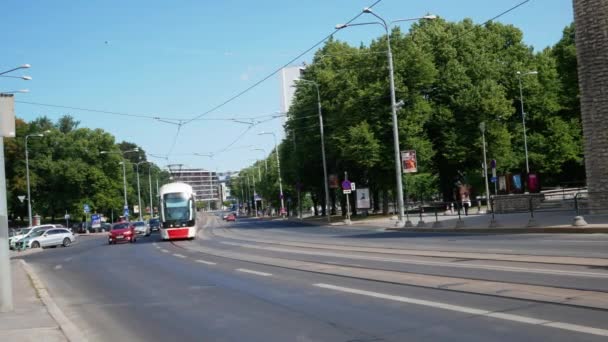 Lekki Ruch Drodze Parnu Słoneczny Letni Dzień Centrum Tallina — Wideo stockowe
