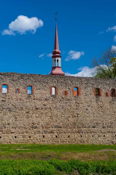 Parede Defensiva Fortaleza Pedra Poltsamaa Dia Primavera Ensolarado Steeple Igreja — Fotografia de Stock