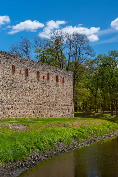 Parede Defensiva Fortaleza Pedra Poltsamaa Dia Primavera Ensolarado Estónia — Fotografia de Stock