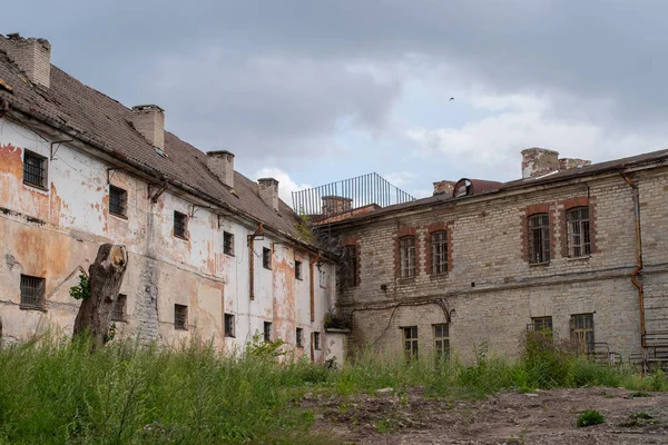 Двор Заброшенной Тюрьмы Патарей Эстонский Patarei Vangla Бетонная Стена Тюрьмы — стоковое фото
