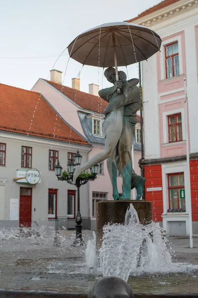 Kissing Students Sculpture Fountain Tartu Old Town Sunny Evening Sculpture — Stock Photo, Image