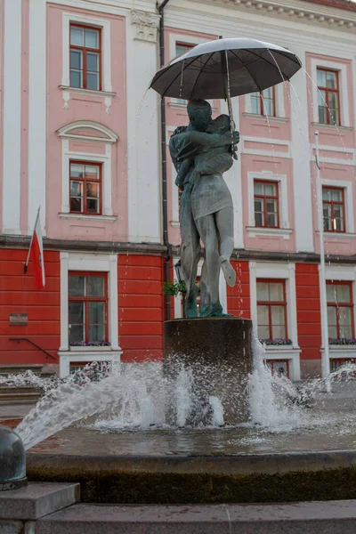 Kissing Students Sculpture Fountain Tartu Old Town Sunny Evening Sculpture — Stock Photo, Image