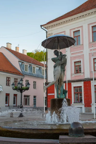 Kissing Students Sculpture Fountain Tartu Old Town Sunny Evening Sculpture — Stock Photo, Image