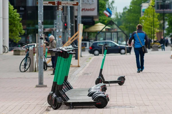 Elektroroller Der Firma Bolt Zum Ausleihen Stehen Einem Trüben Frühlingstag — Stockfoto