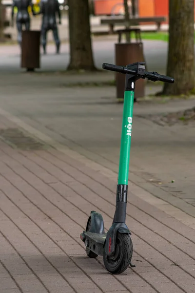 Hulajnoga Elektryczna Firmy Bolt Wynajęcia Zaparkowana Środku Chodnika Pochmurny Wiosenny — Zdjęcie stockowe