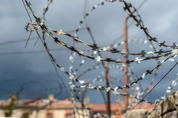 Συρματοπλέγματα Έναν Θυελλώδη Ουρανό Φυλακή Φόντο Συγκεντρώσου Στο Συρματόπλεγμα — Φωτογραφία Αρχείου