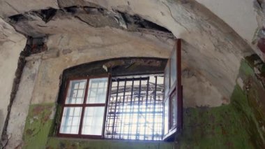 Eski boş hapishanenin manzarası. Terk edilmiş Patarei Cezaevi (Patarei Vangla).