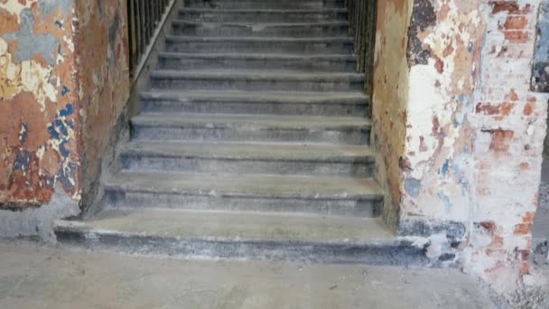 放棄されたPatarei海要塞刑務所 Patarei Vangla の2階への階段にアクセスできます 古い空の刑務所の眺め 放棄されたPatarei刑務所の内部 Patarei Vangla — ストック動画