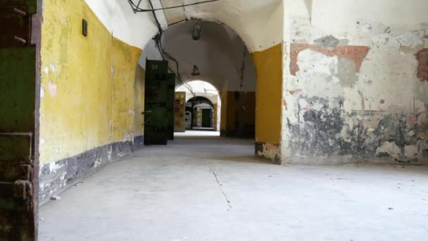 古い空の刑務所の眺め 放棄されたPatarei刑務所の内部 Patarei Vangla — ストック動画