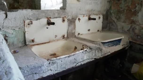 Blick Auf Die Alten Rostigen Waschbecken Einer Gefängniszelle Innenraum Des — Stockvideo