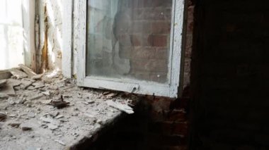 Terk edilmiş bir hapishanenin ahşap çerçeveli eski ve tozlu penceresi..
