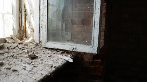 陈旧不堪 尘土飞扬的窗户 上面有一座废弃监狱的木架 — 图库视频影像