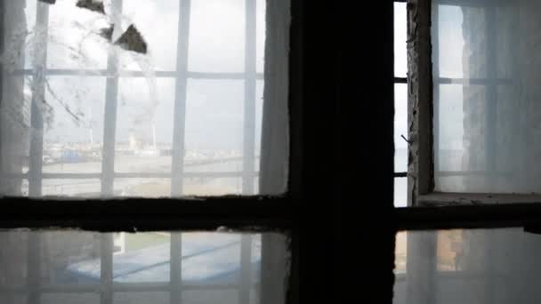 Blick Durch Ein Dreckiges Und Rostiges Altes Vergittertes Fenster Innenraum — Stockvideo