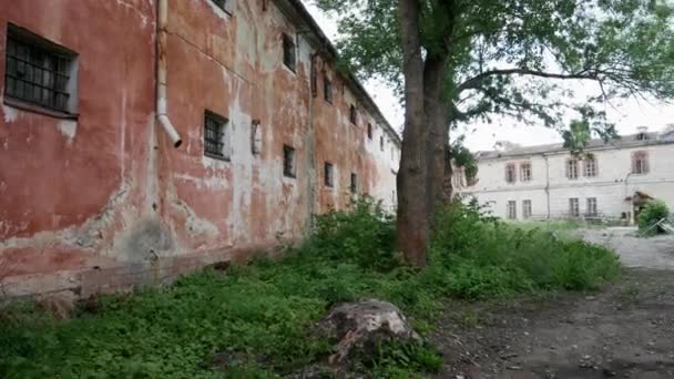放棄されたパターリ刑務所 エストニア語 Patarei Vangla の中庭 旧空の刑務所の眺め — ストック動画