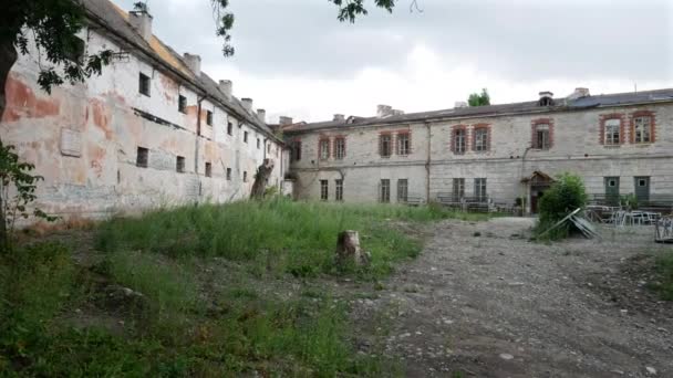 放棄されたパターリ刑務所 エストニア語 Patarei Vangla の中庭 旧空の刑務所の眺め — ストック動画