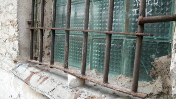 Nahaufnahme Von Eisenstangen Vor Einem Gefängnisfenster Außenansicht Des Verlassenen Patarei — Stockvideo