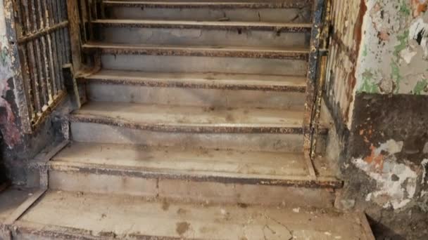 进入Abandoned Patarei Sea Fortress Prison Patarei Vangla 二楼的楼梯 看那座空荡荡的旧监狱 被遗弃的Patarei监狱 — 图库视频影像