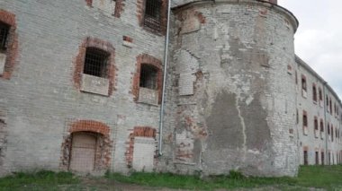 Hapishane duvarlarının dış görünüşü. Pencere önünde metal parmaklıklar olan Tallinn Estonya 'daki Patarei cezaevi kalesi