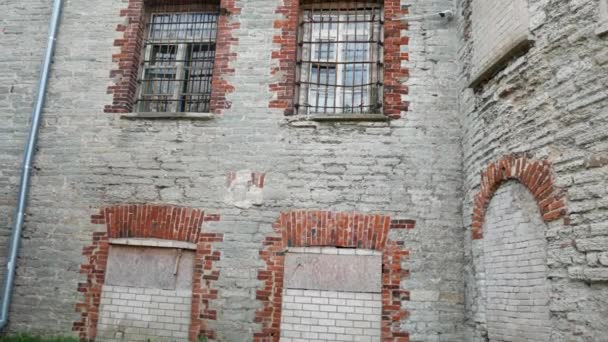 刑務所の壁の外観 エストニアのパタリ刑務所要塞窓の前に金属製のバー — ストック動画