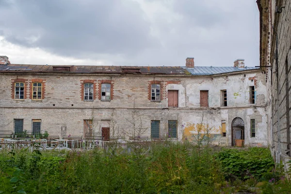 Двор Заброшенной Тюрьмы Патарей Эстонский Patarei Vangla Бетонная Тюремная Стена — стоковое фото