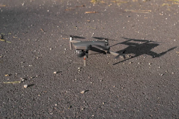 Dji Mavic Pro Ląduje Ziemi Słoneczny Letni Poranek Korzystanie Małego — Zdjęcie stockowe