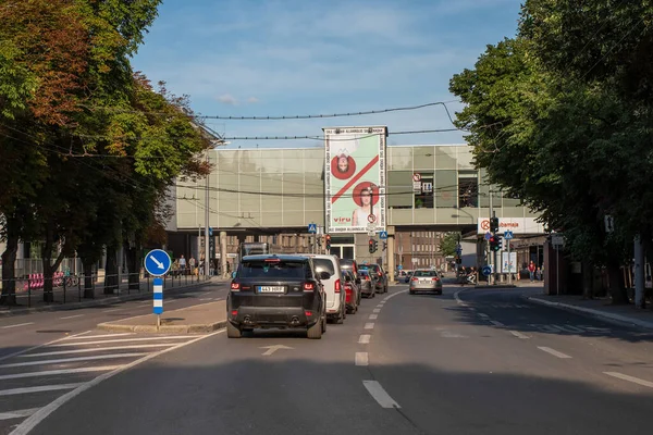 Leichter Verkehr Vor Dem Einkaufszentrum Kaubamaja Einem Sonnigen Sommerabend Tallinn — Stockfoto