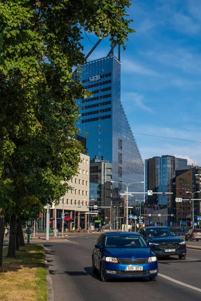 Tráfego Ligeiro Centro Cidade Tallinn Estónio Kesklinn Edifício Moderno Banco — Fotografia de Stock