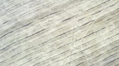 Tarım için tarımsal alanların havadan görünüşü. İnsansız hava aracı tarımsal alanların üzerinde tarımsal makinelerin yaptığı ilginç şablonlarla uçuyor..