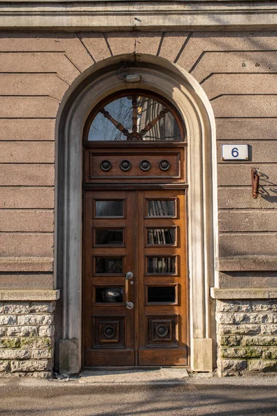 Старая Деревянная Дверь Резьбой Стеклом Центре Таллинна Солнечным Весенним Утром — стоковое фото