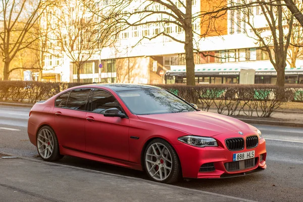 Satin Red Chrome Bmw Serie Parkeret Byens Gade Solrig Forårsmorgen - Stock-foto