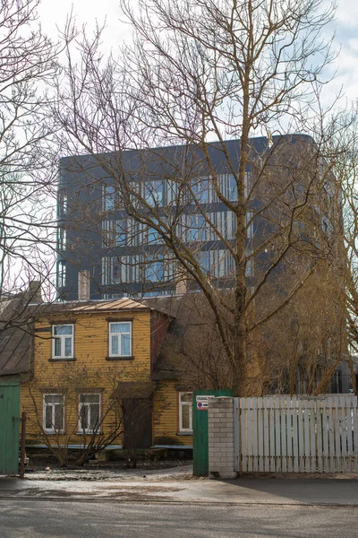 Vue Vieille Maison Bois Immeuble Moderne Sur Fond Par Une — Photo