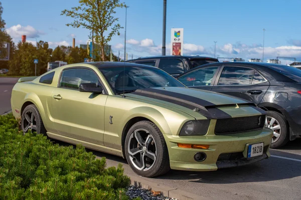 Ein Grüner Ford Mustang Parkt Einem Sonnigen Herbsttag Vor Dem — Stockfoto