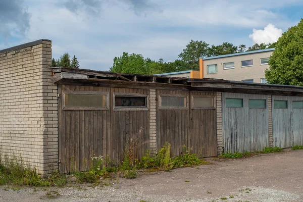 Antiguos Garajes Soviéticos Soleado Día Verano Pequeña Ciudad Estonia Saku — Foto de Stock