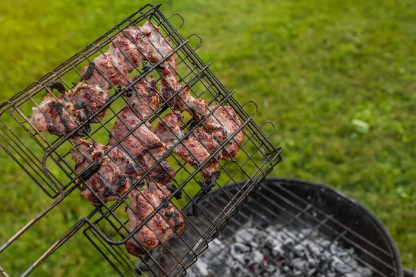 グリルで味付け豚肉 バーベキューグリルの外でシャクリックを焼く 夏の屋外グリルパーティー 晴れた夏の夜 — ストック写真