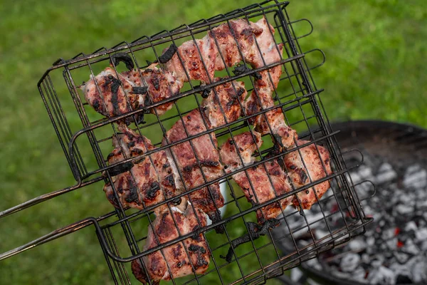 グリルで味付け豚肉 バーベキューグリルの外でシャクリックを焼く 夏の屋外グリルパーティー 晴れた夏の夜 — ストック写真