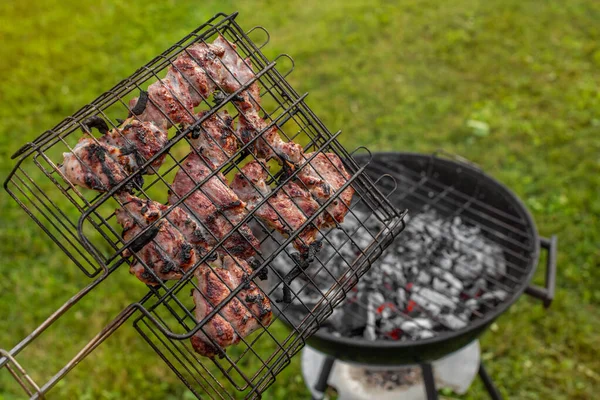 グリルで味付け豚肉 バーベキューグリルの外でシャクリックを焼く 夏の屋外グリルパーティー 晴れた夏の夜 — ストック写真