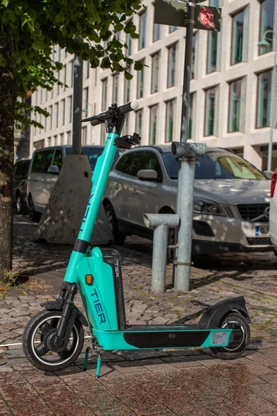 Elektroroller Der Firma Tier Vermieten Geparkt Auf Dem Kasarmi Platz — Stockfoto