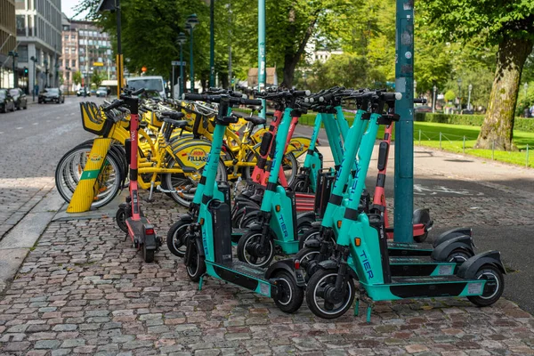 Voi Tier Alpa Fillariのさまざまなレンタル自転車と電動スクーター晴れた夏の日に街の通りに駐車した企業 — ストック写真