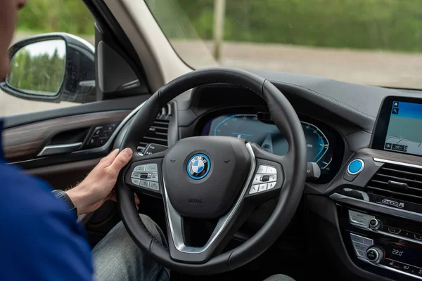 Nowy Bmw Ix3 2021 Electric Car Interior Ręka Trzyma Kierownicę — Zdjęcie stockowe