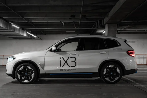 地下駐車場に駐車した新しい豪華な白い電気Bmw Ix3車 — ストック写真