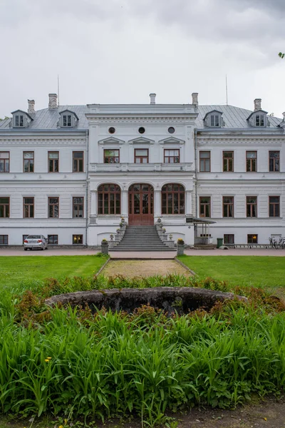 曇った春の日にPuurmani城 1860年にG マンテュッフェルの時代に建てられた 白を基調とした壮大なネオ ルネサンス様式の邸宅 エストニア — ストック写真