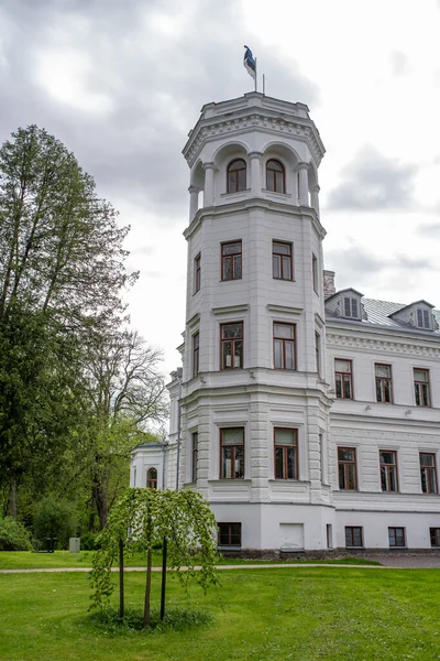 안개낀 봄날푸르 르네상스 양식의 과흰색메인 저택은 1860 에스토니아 — 스톡 사진